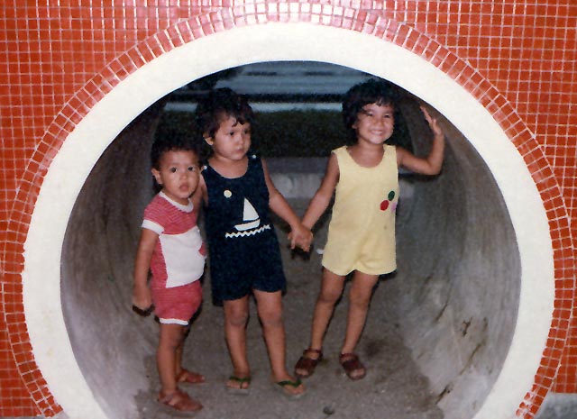 boyintunnel.JPG (68748 bytes)